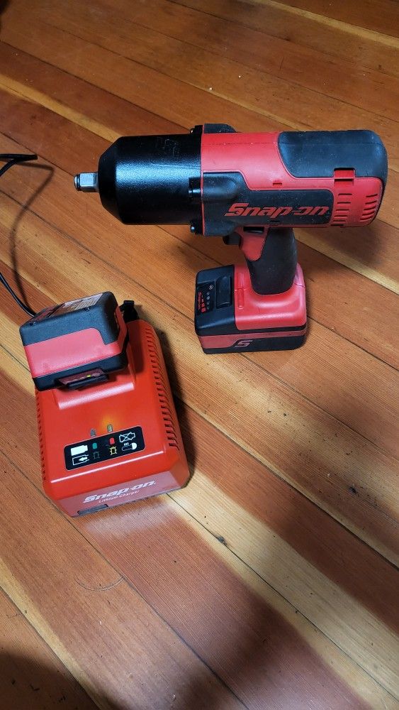 18V ½” DRIVE CORDLESS IMPACT WRENCH KIT