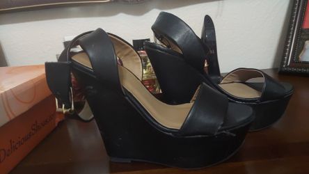 Black wedges
