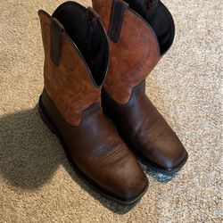 Work’s shoes for men Ariat , size 11 .