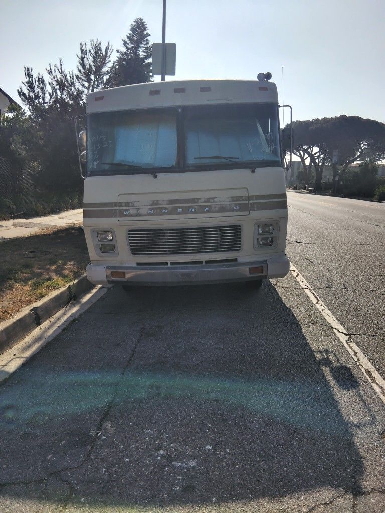 1985 Winnebago Cheiftain 27 Feet