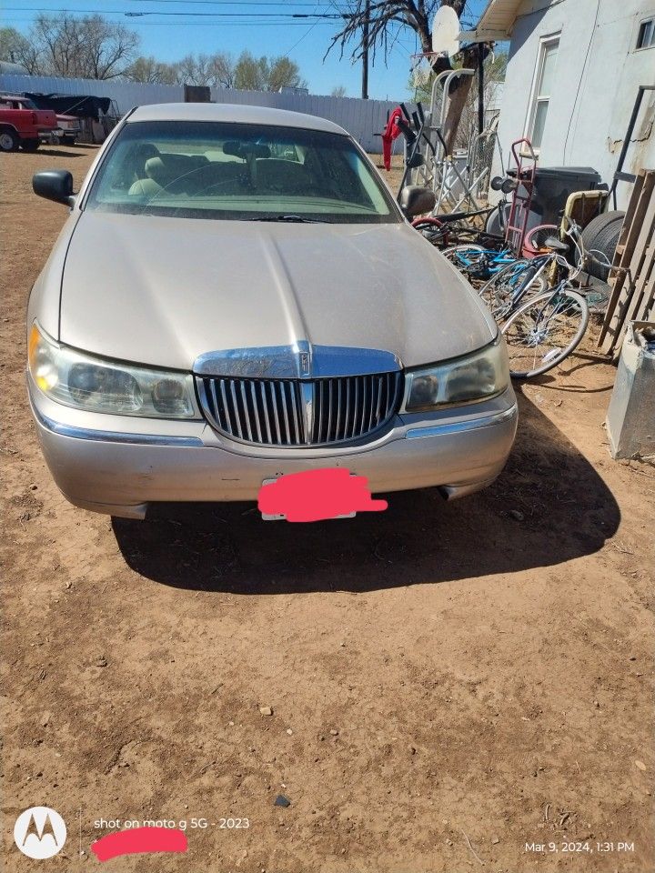 2001 Lincoln Town Car