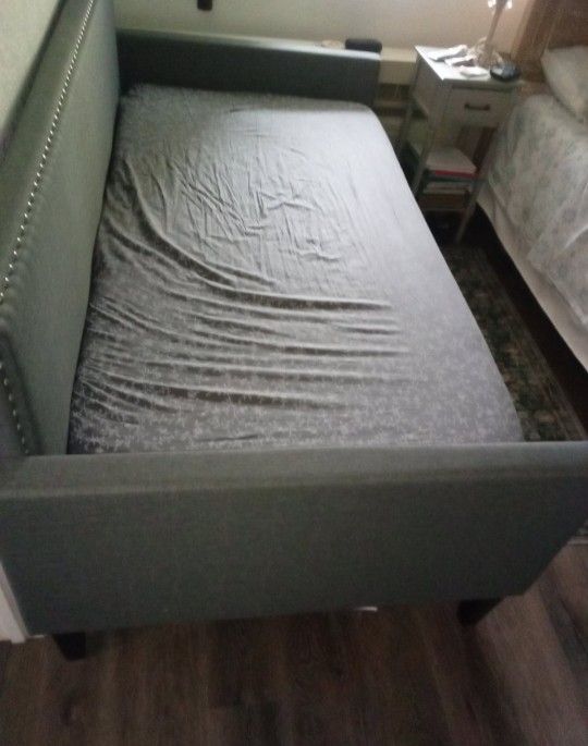 Like New Day Bed