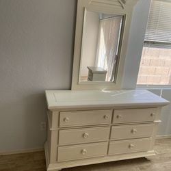 5 piece Queen Broyhill bedroom set. Solid wood - White