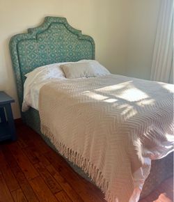 Full Size Bed w/trundle