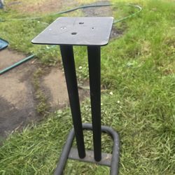 Metal speaker stand