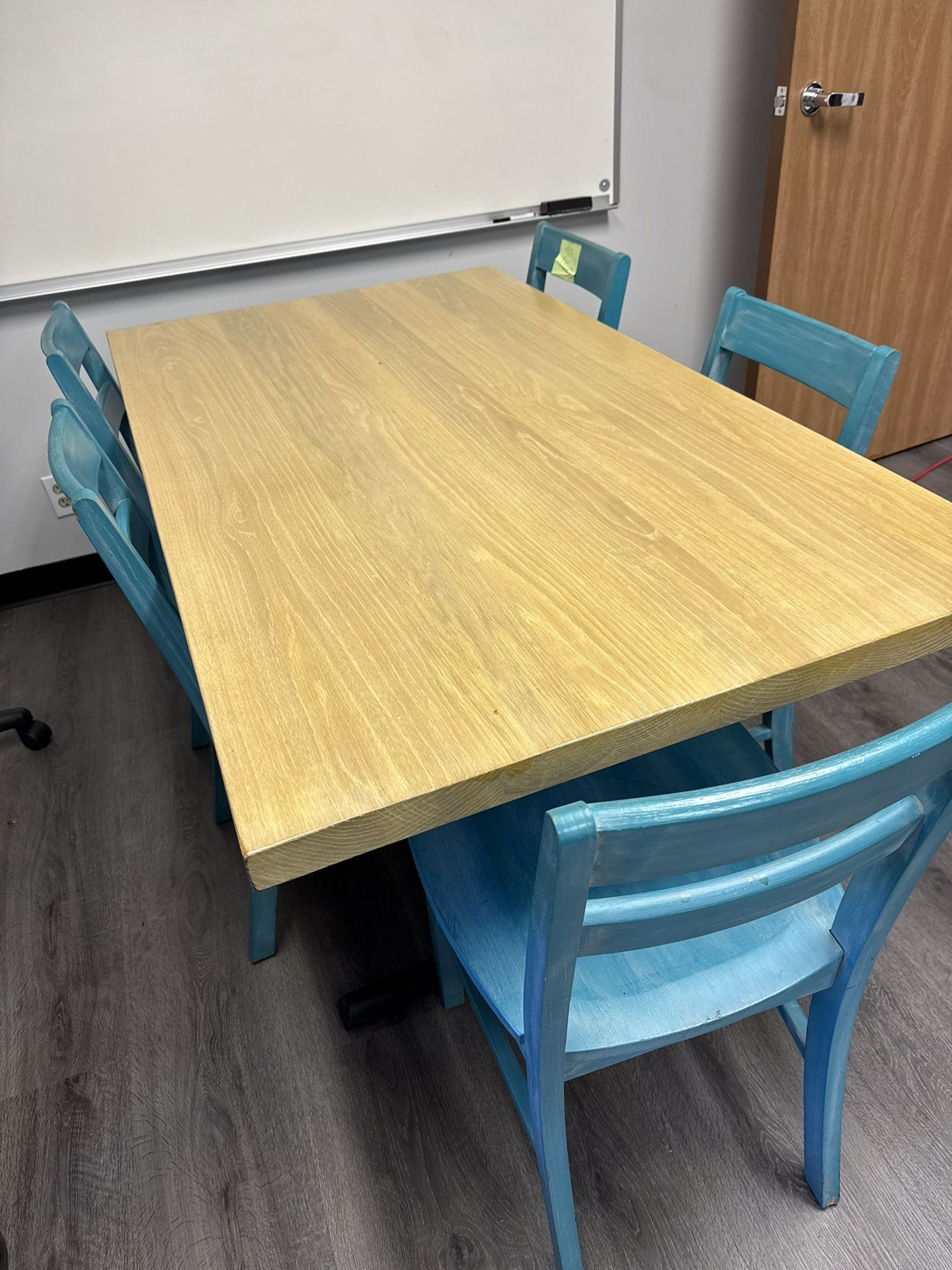 🌟 Heavy Solid Wood Table + 5 Turquoise Chairs – Only $100! 🌟