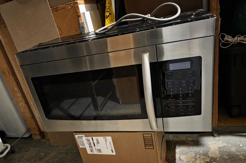 Samsung Stainless Steel
1.7 Cubic Feet
Large Capacity
300 CFM ventilation
Microwave