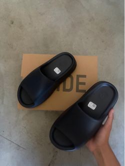 ADIDAS YEEZY Onyx Black Slides (Size 8)