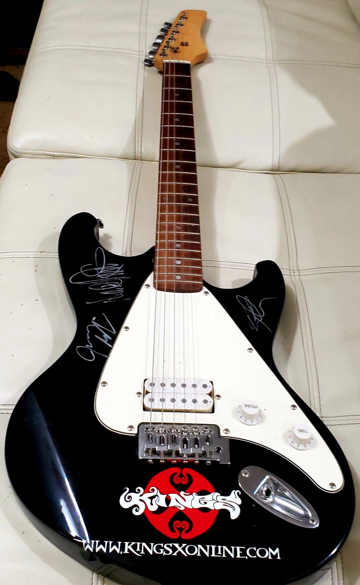 Lyon. Guitar signed by weezer