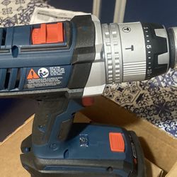 BOSCH 1/2 IN HAMMER DRILL DRIVER KIT