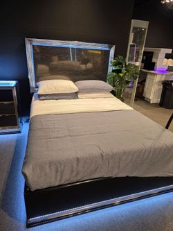 New Modern Queen Luna bed with LED!