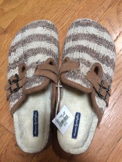 American Eagle Clogs with fur inside, brand new size 8
