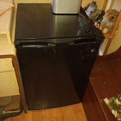 GE Mini Fridge