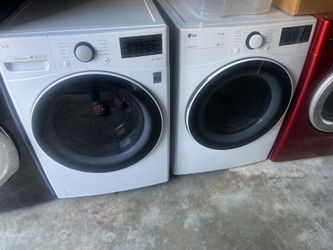 LG front-load gas washer and dryer, 220 volts, with a three-month warranty. Free delivery in the Oakland area. Outside the Oakland area, there is