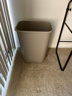 Large Kitchen / Living Room Plastic Trash Can