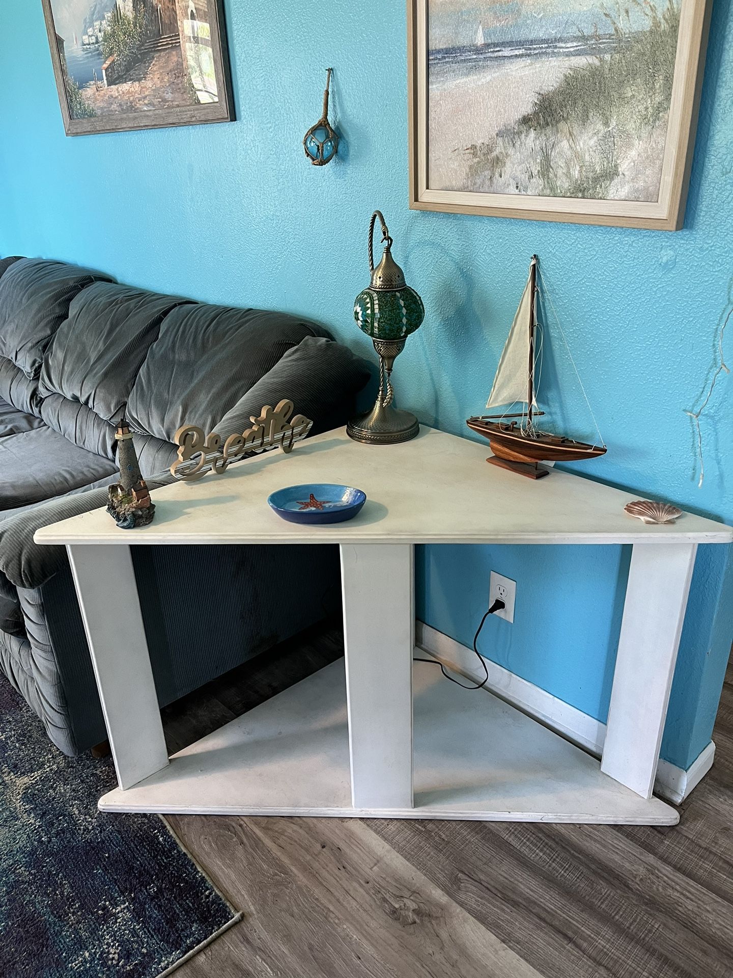 Cute Triangle Table 