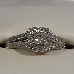 New Beautiful Diamond Engagement Ring
