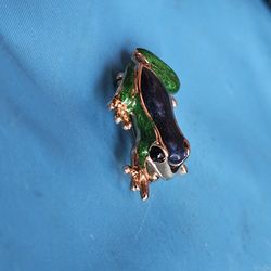 Vintage frog brooch