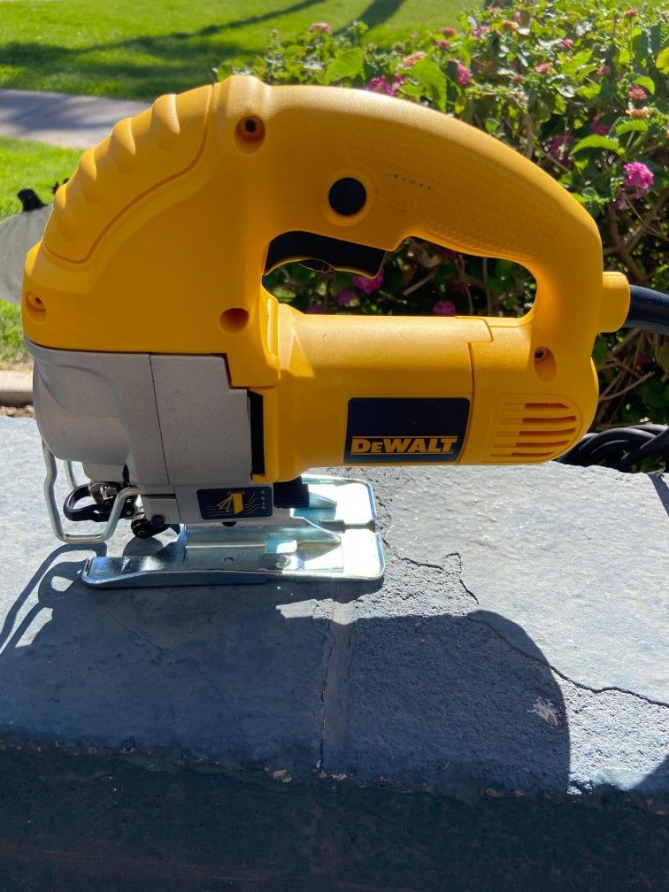 Dewalt 5.5 amp corded speed jig saw 