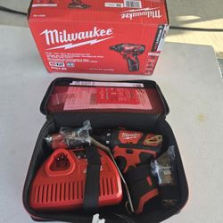 🔥$80 NO NEGOTIABLE 🔥 Milwaukee 2401-22 M12 12V 1/4 in. Hex Screwdriver Kit with Two Batteries, Charger and Tool Bag