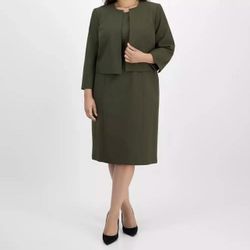 Le Suit green skirt suit with jacket and skirt. Size: 24 #formal #officewear  Women’s Plus Size Open-Front Collarless Jacket and Sheath Dress Suit Set