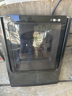 door of a samsung dryer.  puerta de una secadora samsung 