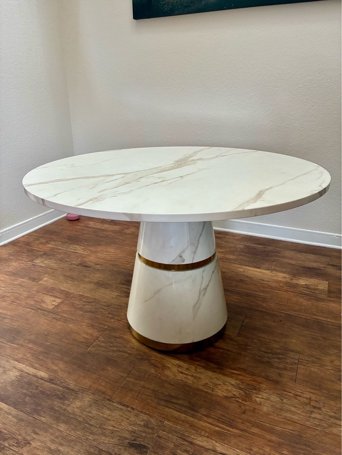 Amazing Round dining table