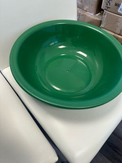 Round plastic containers