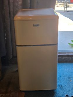 Hanai Mini Fridge/Freezer