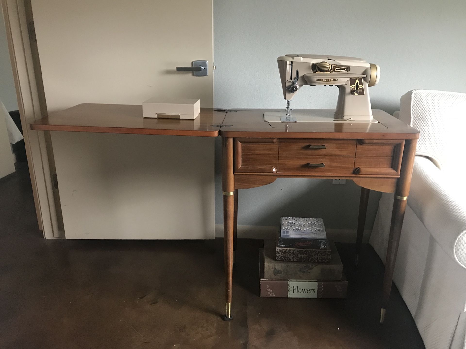 Vintage Singer sewing machine/Table