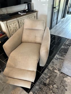 Electric recliner with adjustable headrest