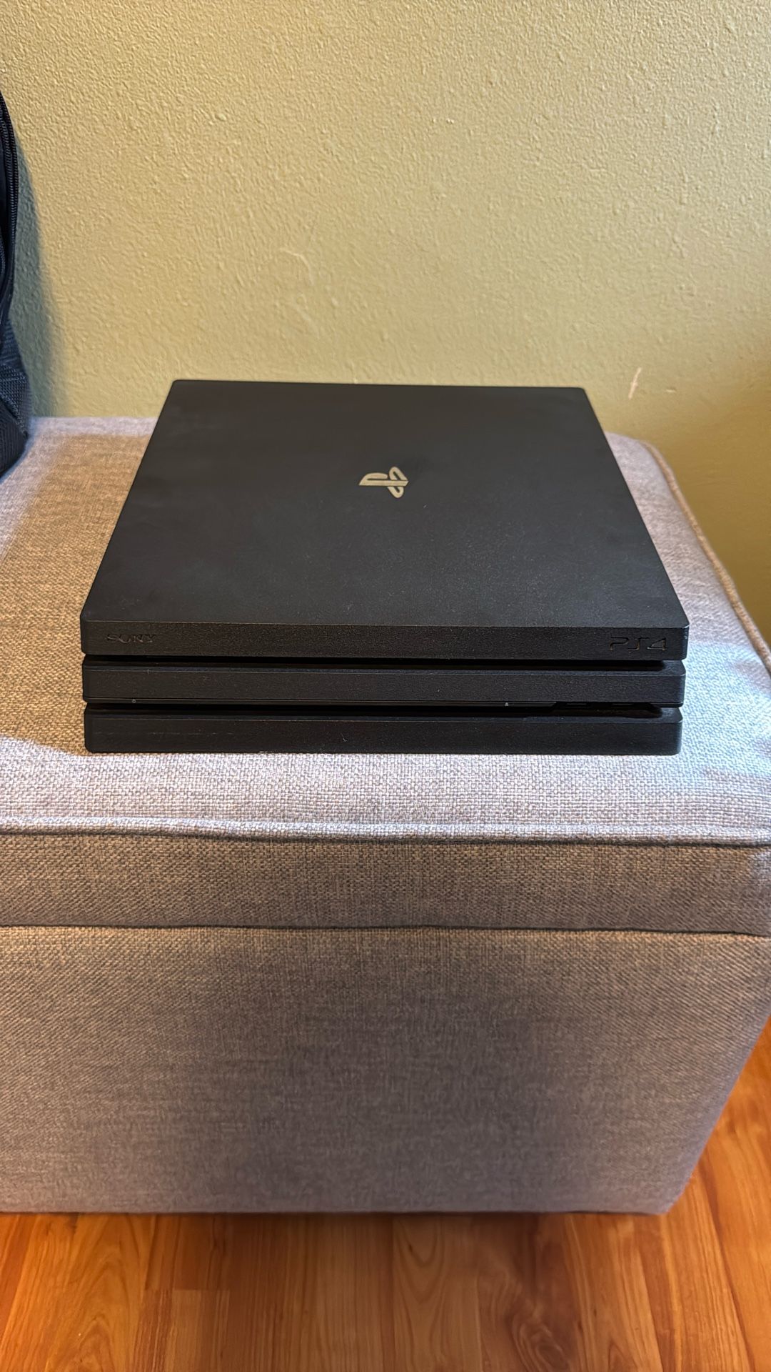 PS4 Pro 1TB +3Controllers+8 Games
