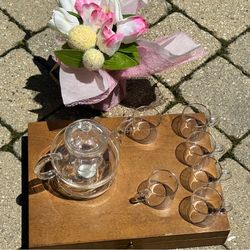 Tea pot and tea cups set