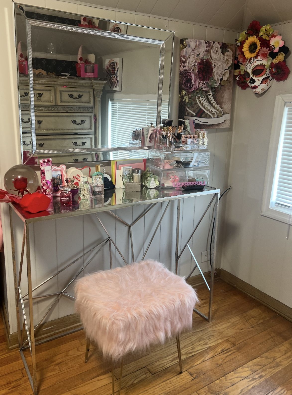 Vanity comes with mirror table and chair