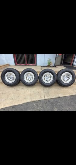 17" KMC KM553 TORX w/ 32x10.50R17 Falken Wildpeak AT3w tires