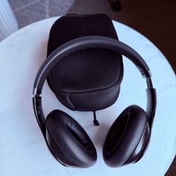 Dr Dre Studio Beats/ Noise Cancelation/ Charger & Case