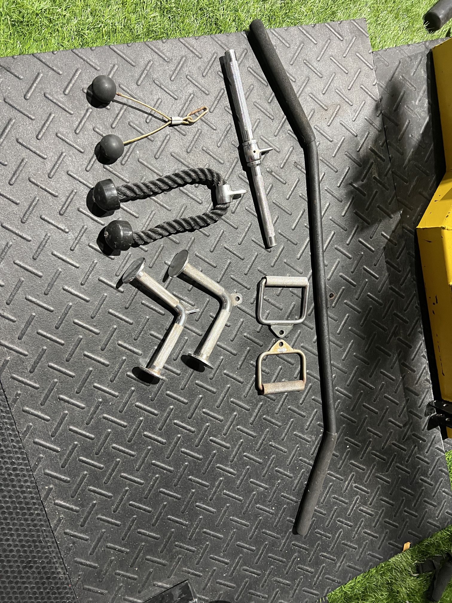 2 V - Bars 1 Rope 1 Lateral pulldown bar Small Curl Bar Etc.