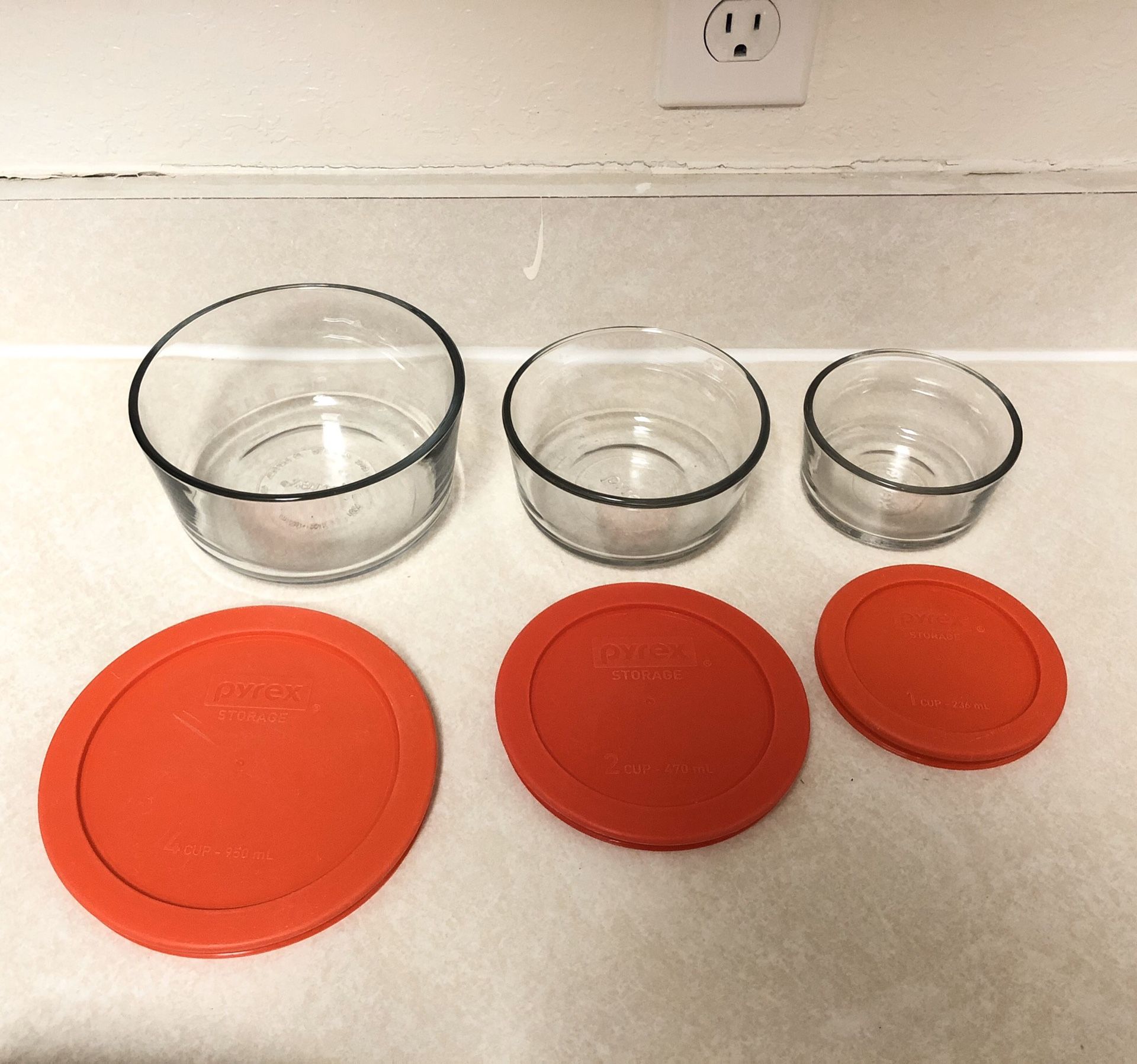 Set of 3 Pyrex Containers with Lids