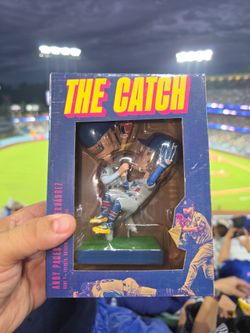 Los Angeles Dodgers “The Catch” Bobblehead World Series 2025/2026 Pages Kikè.The product is a Los Angeles Dodgers "The Catch" bobblehead featuring pla