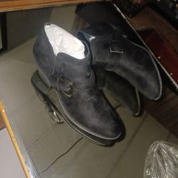                Stylish Black Mumba Boots Size 9