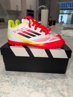 New in box- Kids F50 Multi Surface Cleats Size 13.5