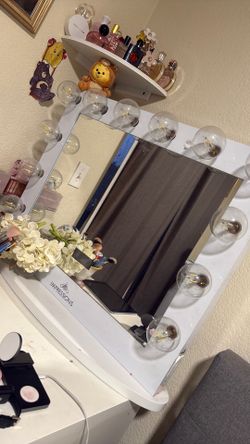 Impressions vanity white