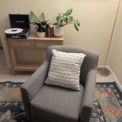 Modern Accent Chair – Neutral Gray Fabric (Excellent Condition)