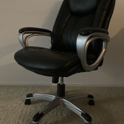 Staples rolling office paddedchair