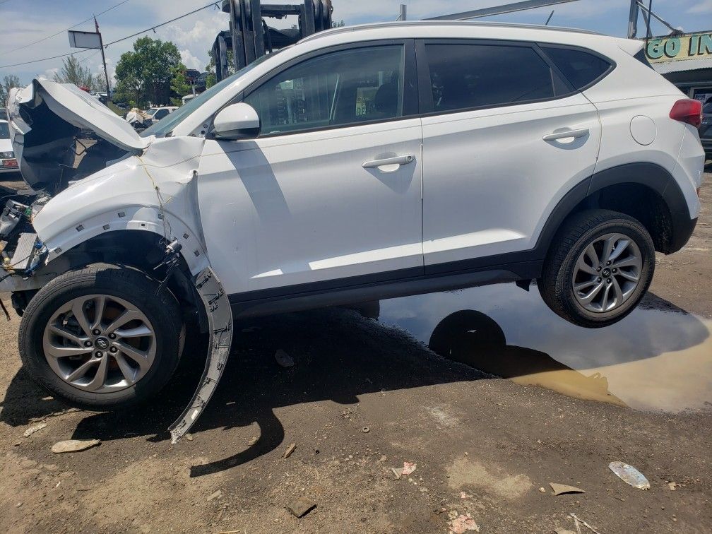 Hyundai Tucson for parts out 2017
