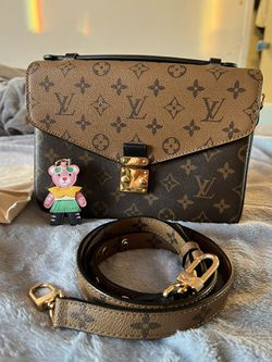 Louis Vuitton Utility Phone Pocket M80746 for Sale in Queens, NY - OfferUp
