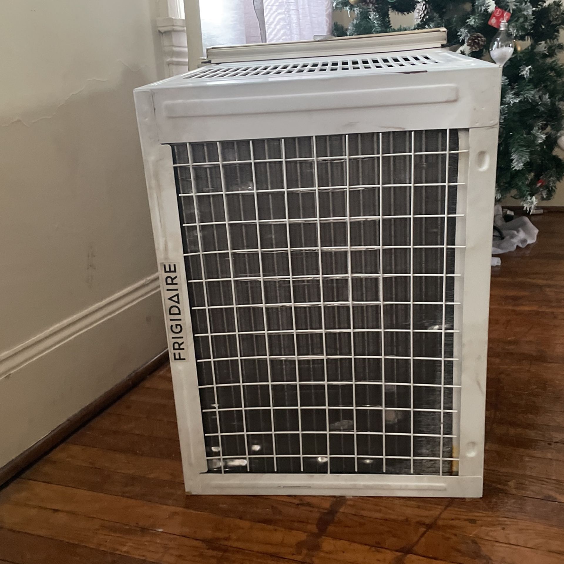 9,000 BTU AIR CONDITIONER