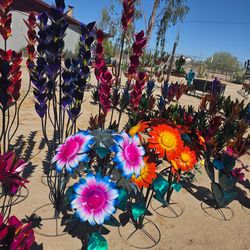 Spring is here🌸flowers🐦metal art decor🌺POTS