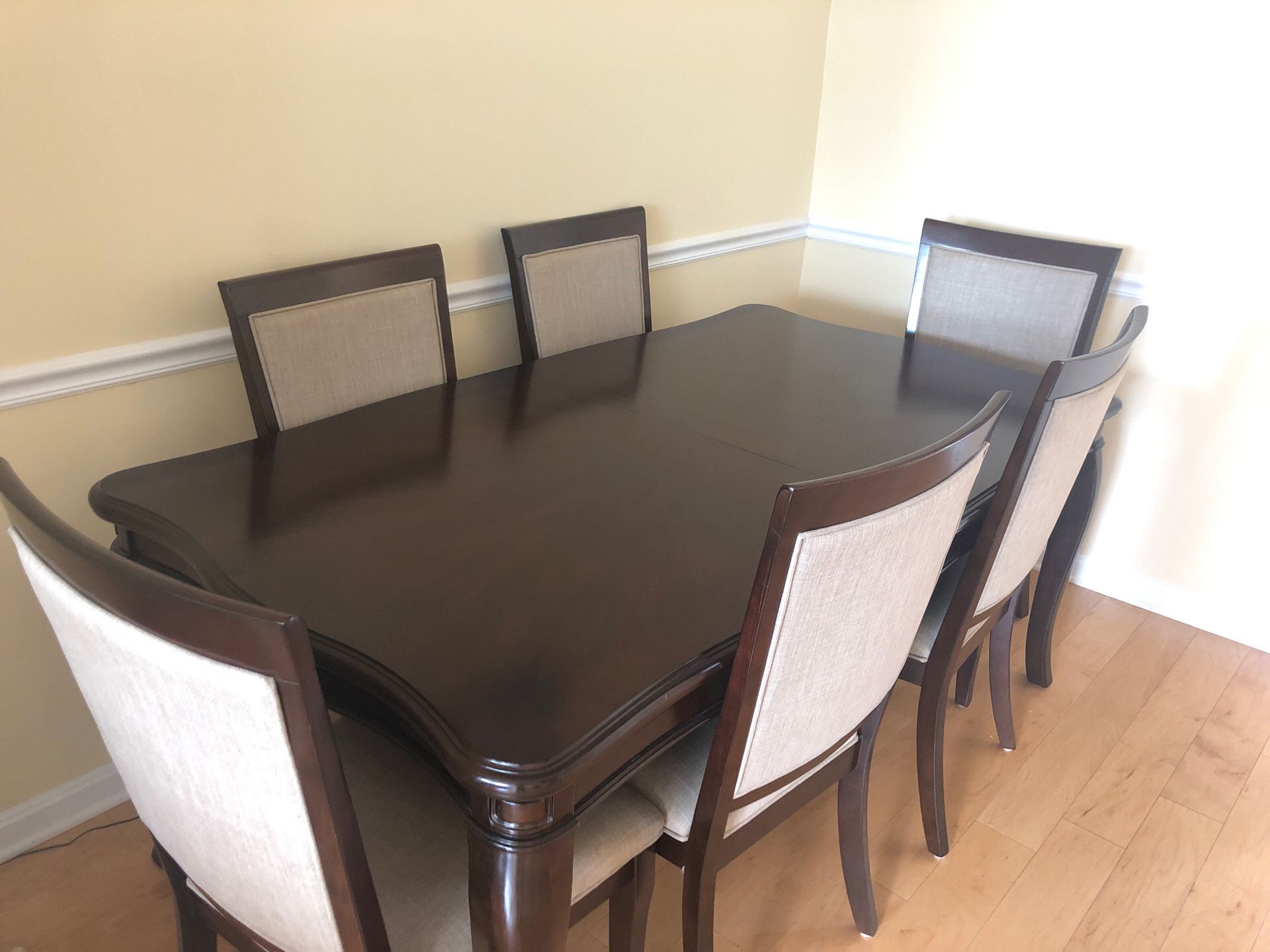 Dining table 6 chairs like new