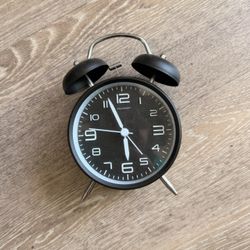 Bed clock for alarms 